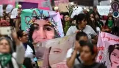 Meksika'da göstericiler bir kadının erkek arkadaşı tarafından öldürülmesini ve parçalanmış ceset...