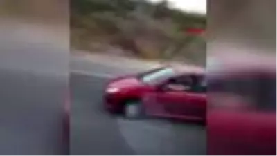 Mersin ayağını pencereden çıkartıp, araç kullandı