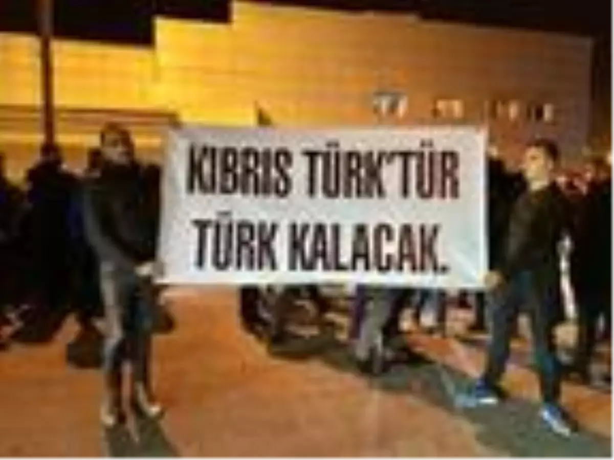 Oktay, KKTC'de 'Kıbrıs Türk'tür Türk kalacak' pankartı ile karşılandı