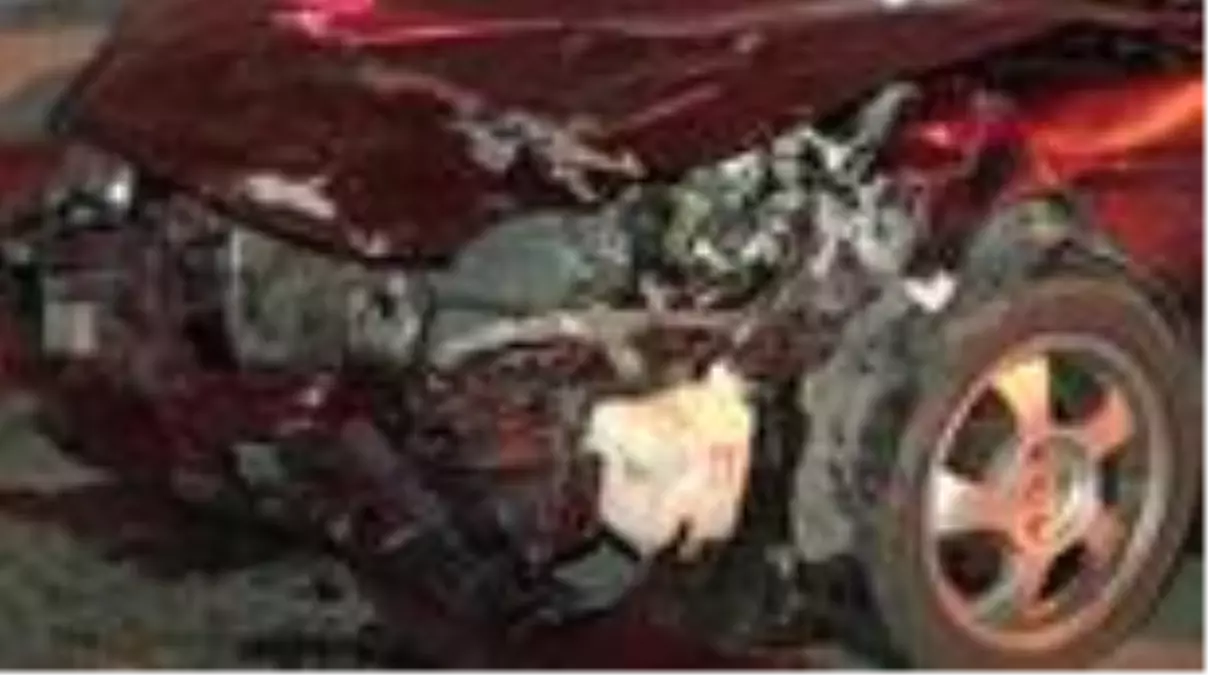 Otomobil taksiye çarptı 2 yaralı