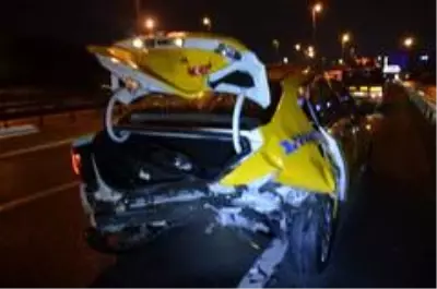 Otomobil, ticari taksiye arkadan çarptı: 2 yaralı