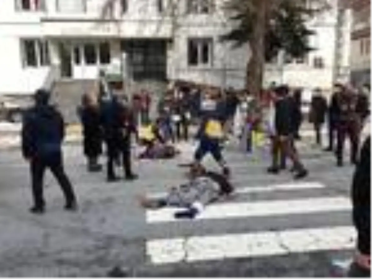 Otomobilin çarptığı anne öldü, kızı yaralandı