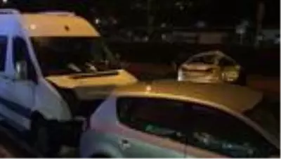 Park halindeki araçlara çarparak devrilen otomobilin sürücüsü öldü