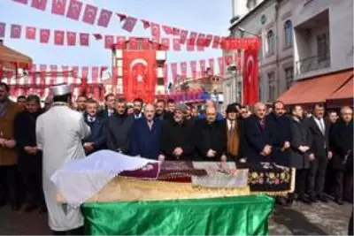 Sanayi ve Teknoloji Bakanı Varank Trabzon'da cenaze törenine katıldı Sanayi ve Teknoloji Bakanı Varank Trabzon'da cenaze törenine katıldı