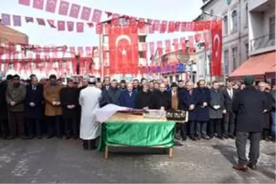 Sanayi ve Teknoloji Bakanı Varank Trabzon'da cenaze törenine katıldı Sanayi ve Teknoloji Bakanı Varank Trabzon'da cenaze törenine katıldı