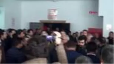 CHP kongresinde çıkan arbedede partililer yumruklaştı CHP kongresinde çıkan arbedede partililer yumruklaştı