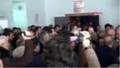 CHP kongresinde çıkan arbedede partililer yumruklaştı CHP kongresinde çıkan arbedede partililer yumruklaştı
