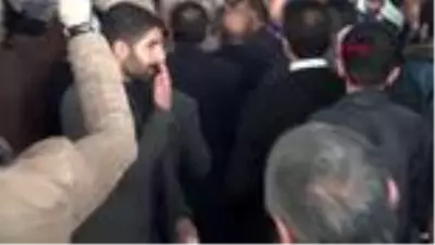 CHP kongresinde çıkan arbedede partililer yumruklaştı CHP kongresinde çıkan arbedede partililer yumruklaştı