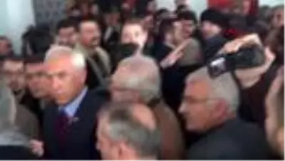 CHP kongresinde çıkan arbedede partililer yumruklaştı CHP kongresinde çıkan arbedede partililer yumruklaştı