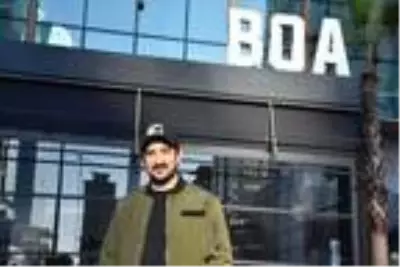 Serhat Akın, İzmir'de açacağı restoranın mutfağını Cemre Uyanık'a teslim etti
