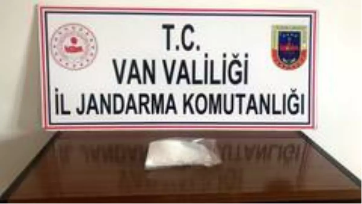 Sırtına sardığı uyuşturucuyla yakalandı