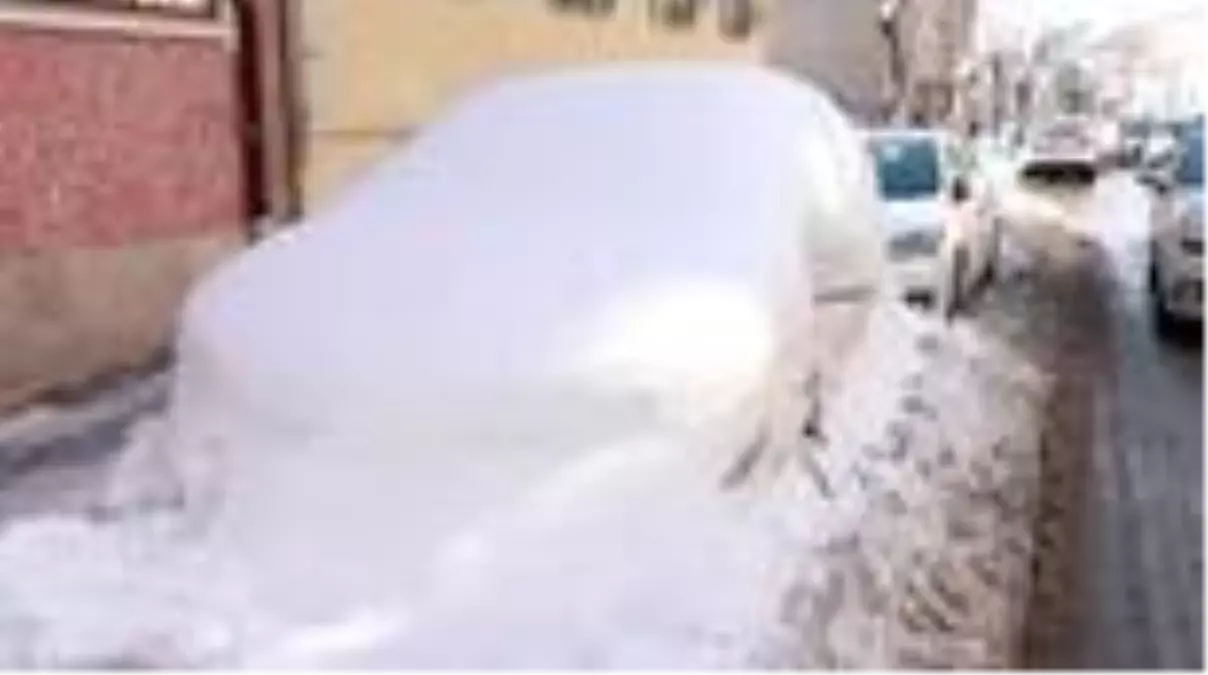 Soğuk hava nedeniyle Kızılırmak'ın yüzeyi buz tuttu