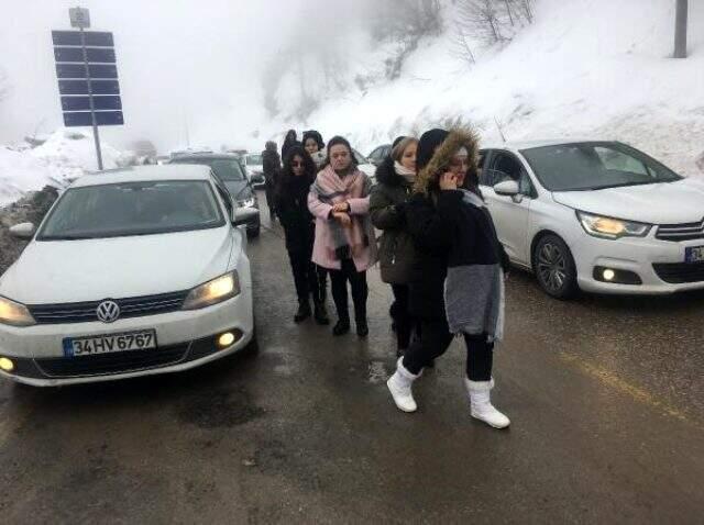 Tatilciler akın etti! Kartepe yolunda 3 kilometrelik araç kuyruğu oluştu