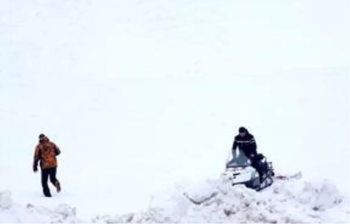 Topuk Yaylası'ndaki göletin yüzeyi buz tuttu