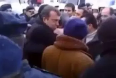 Türkiye'ye dönüş hazırlığı yapan Cem Uzan'dan Ahmet Kaya şarkısıyla gözdağı Türkiye'ye dönüş hazırlığı yapan Cem Uzan'dan Ahmet Kaya şarkısıyla gözdağı