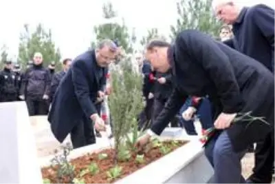 11 yaşındaki terör şehidi mezarı başında anıldı 11 yaşındaki terör şehidi mezarı başında anıldı