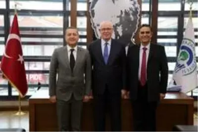 Bozcaada Belediye Başkanı Yılmaz'dan Başkan Kurt'a ziyaret Bozcaada Belediye Başkanı Yılmaz'dan Başkan Kurt'a ziyaret