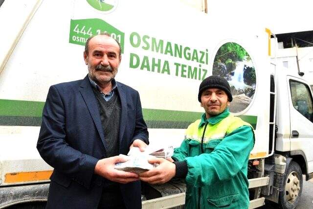 Çöp toplarken bulduğu 125 bin TL'yi sahibine teslim etti