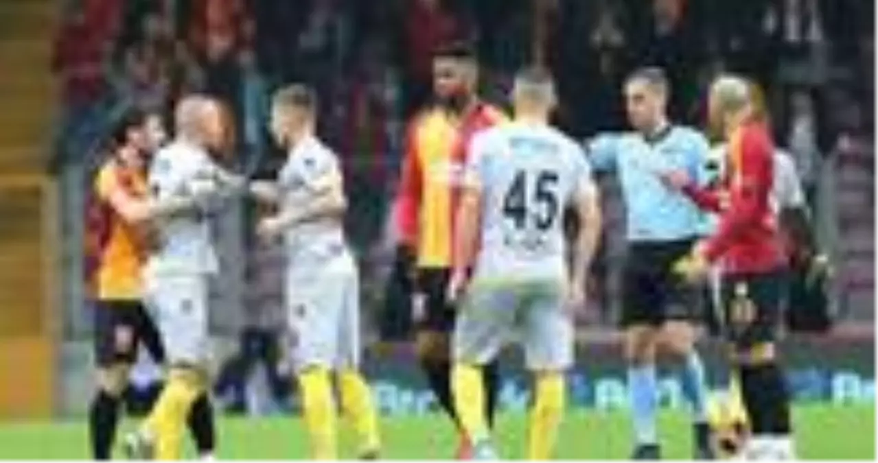 Gökhan Töre ile Feghouli arasında gerginlik! Bir anda boğazına sarıldı