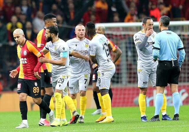 Gökhan Töre ile Feghouli arasında gerginlik! Bir anda boğazına sarıldı