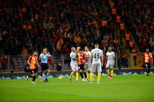 Gökhan Töre ile Feghouli arasında gerginlik! Bir anda boğazına sarıldı