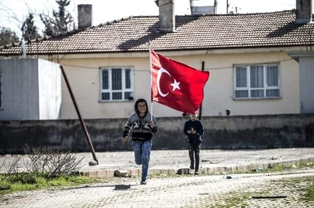 Hatay Reyhanlı'da sınır mahallesi bayraklarla donatıldı