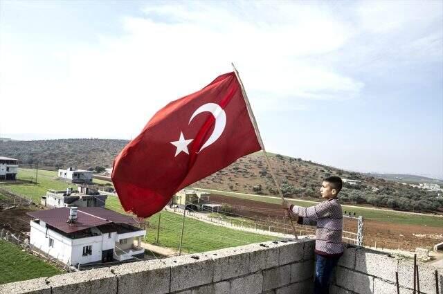 Hatay Reyhanlı'da sınır mahallesi bayraklarla donatıldı