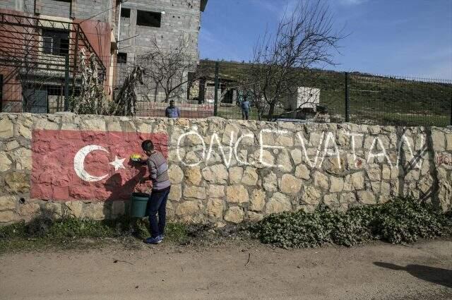Hatay Reyhanlı'da sınır mahallesi bayraklarla donatıldı
