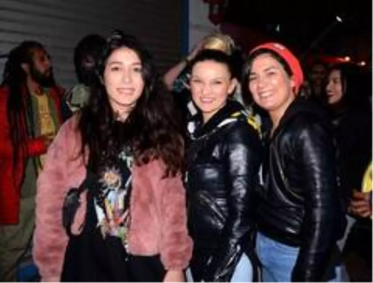 Kuşadası'nda bekarlar partisi