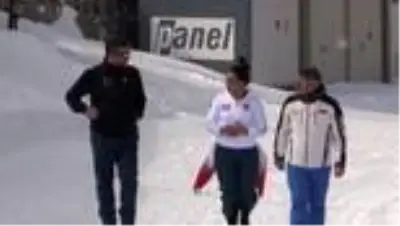 Milli kayakçı Sıla Kara, Slovenya'da teleferikten düşmek üzere olan çocuğu kurtardığı anları AA...