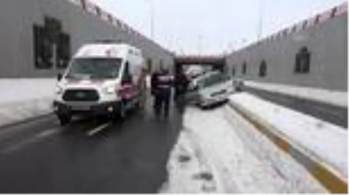 Otomobil elektrik direğine çarptı: 5 yaralı