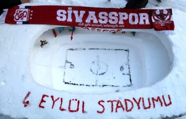 Sivassporlu minik taraftarlar, kardan hakem yapıp: Müessesimizde VAR yoktur yazdılar