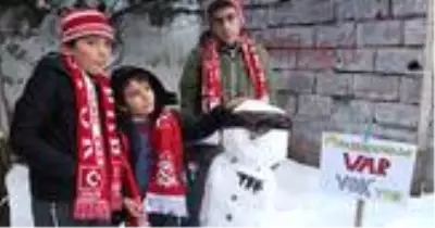 Sivassporlu minik taraftarlar, kardan hakem yapıp: Müessesimizde VAR yoktur yazdılar Sivassporlu minik taraftarlar, kardan hakem yapıp: Müessesimizde VAR yoktur yazdılar