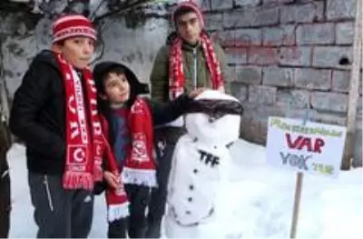 Sivassporlu minik taraftarlar, kardan hakem yapıp: Müessesimizde VAR yoktur yazdılar Sivassporlu minik taraftarlar, kardan hakem yapıp: Müessesimizde VAR yoktur yazdılar