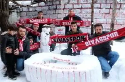 Sivassporlu minik taraftarlar, kardan hakem yapıp: Müessesimizde VAR yoktur yazdılar Sivassporlu minik taraftarlar, kardan hakem yapıp: Müessesimizde VAR yoktur yazdılar