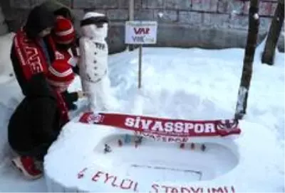 Sivassporlu minik taraftarlar, kardan hakem yapıp: Müessesimizde VAR yoktur yazdılar Sivassporlu minik taraftarlar, kardan hakem yapıp: Müessesimizde VAR yoktur yazdılar