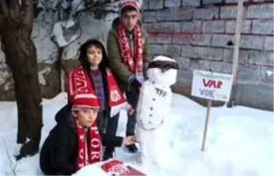 Sivassporlu minik taraftarlar, kardan hakem yapıp: Müessesimizde VAR yoktur yazdılar Sivassporlu minik taraftarlar, kardan hakem yapıp: Müessesimizde VAR yoktur yazdılar
