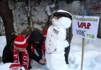 Sivassporlu minik taraftarlar, kardan hakem yapıp: Müessesimizde VAR yoktur yazdılar Sivassporlu minik taraftarlar, kardan hakem yapıp: Müessesimizde VAR yoktur yazdılar