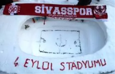 Sivassporlu minik taraftarlar, kardan hakem yapıp: Müessesimizde VAR yoktur yazdılar Sivassporlu minik taraftarlar, kardan hakem yapıp: Müessesimizde VAR yoktur yazdılar