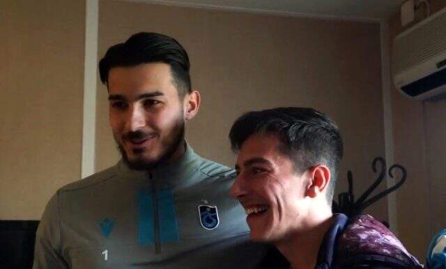 Trabzonspor'un otobüsünü saatlerce bekleyen Numan futbolcularla buluştu