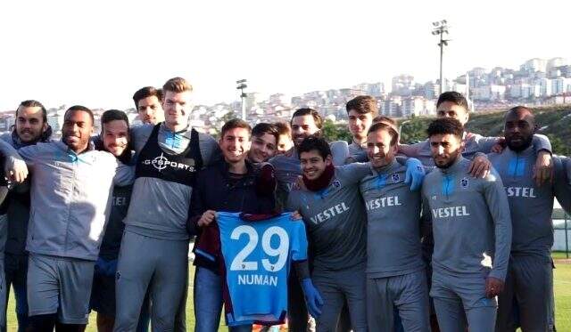 Trabzonspor'un otobüsünü saatlerce bekleyen Numan futbolcularla buluştu