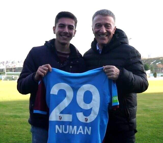 Trabzonspor'un otobüsünü saatlerce bekleyen Numan futbolcularla buluştu