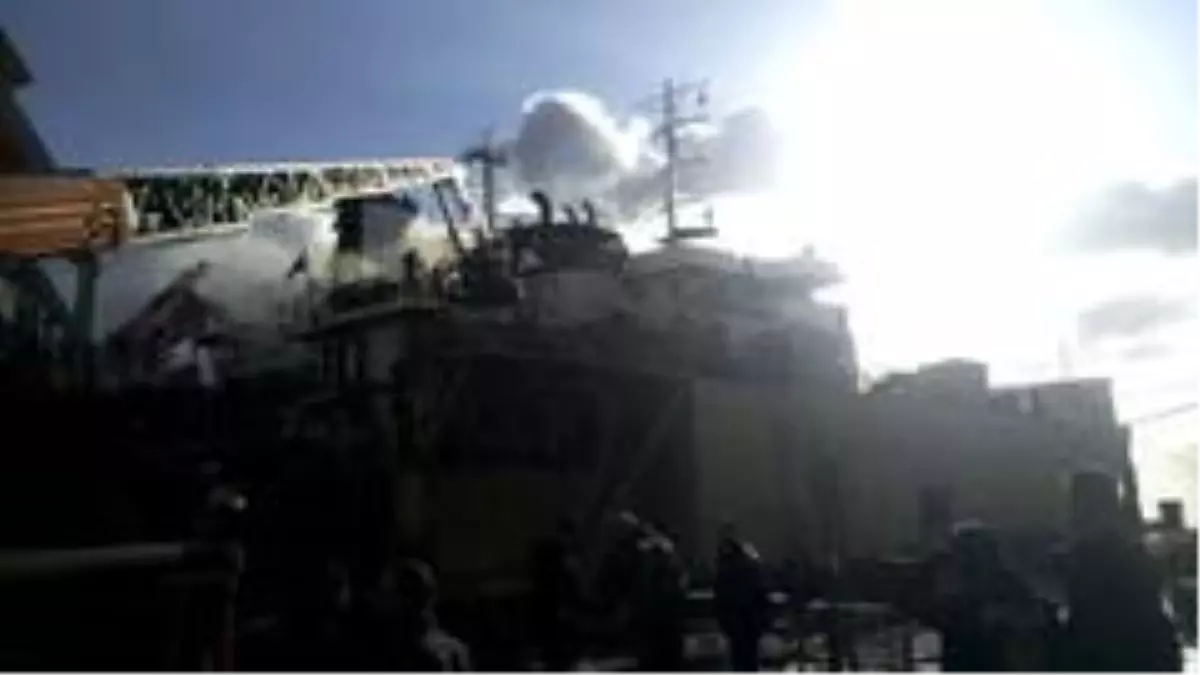 Tuzla'da tersanedeki gemi yangını kontrol altında