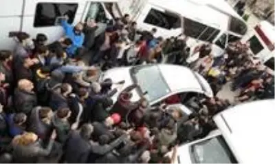 Adana halkı, Murat Yıldırım'ı görmek için Ramo dizisinin setinde izdiham oluşturdu Adana halkı, Murat Yıldırım'ı görmek için Ramo dizisinin setinde izdiham oluşturdu