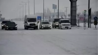 Ağrı'da yoğun kar yağışı sürücülere zor anlar yaşattı Ağrı'da yoğun kar yağışı sürücülere zor anlar yaşattı