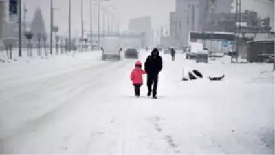 Ağrı'da yoğun kar yağışı sürücülere zor anlar yaşattı Ağrı'da yoğun kar yağışı sürücülere zor anlar yaşattı