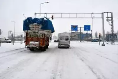 Ağrı'da yoğun kar yağışı sürücülere zor anlar yaşattı Ağrı'da yoğun kar yağışı sürücülere zor anlar yaşattı