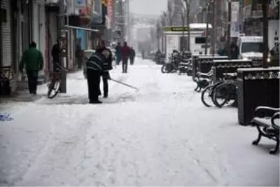 Ağrı'da yoğun kar yağışı sürücülere zor anlar yaşattı Ağrı'da yoğun kar yağışı sürücülere zor anlar yaşattı