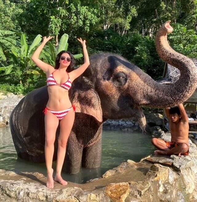 Dubai'de tatil yapan Ebru Polat, cesur mayosuyla poz verdi