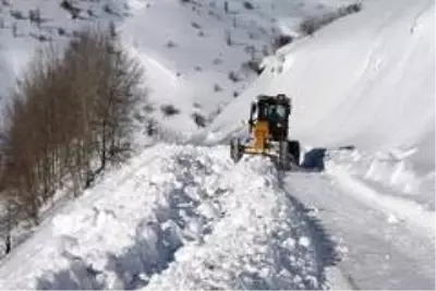 Gümüşhane'de karla mücadele çalışmaları devam ediyor